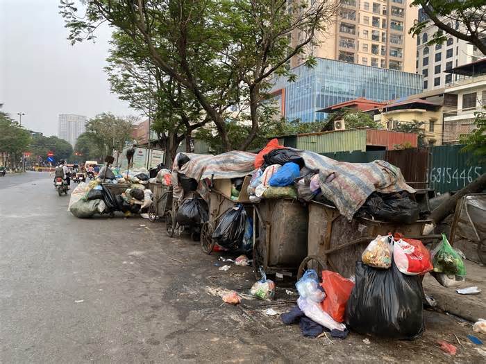 Rác thải chất thành 'núi', nằm ngổn ngang trên nhiều tuyến phố ở Hà Nội