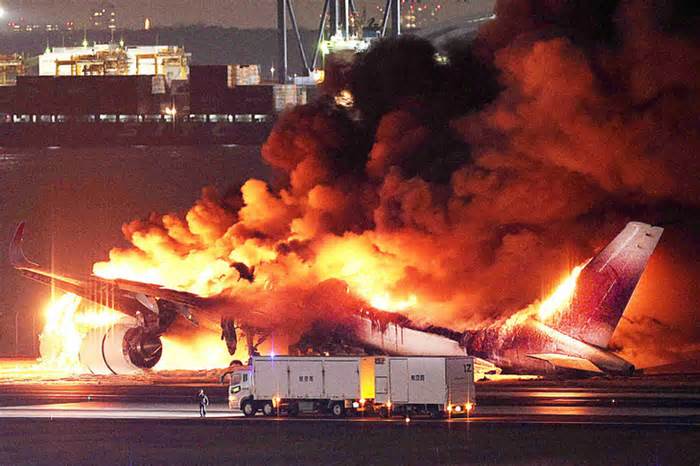 Các nhân chứng thuật lại khoảnh khắc kinh hoàng trong vụ va chạm máy bay ở Nhật Bản