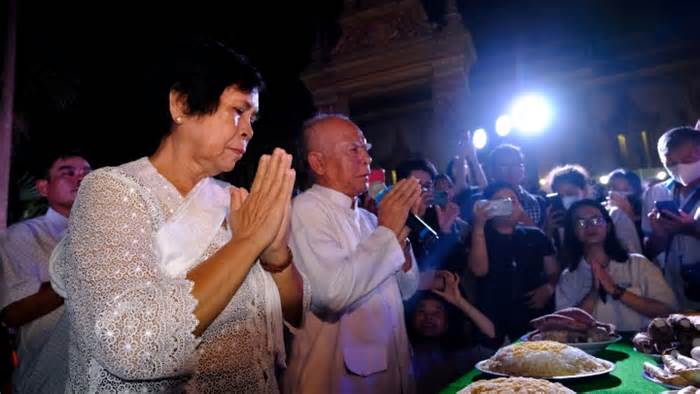Nghi thức đút cốm dẹp trong lễ cúng trăng độc đáo của đồng bào Khmer