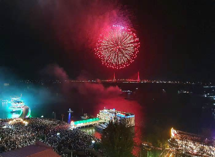 Biển người ở bến Ninh Kiều xem pháo hoa chào đón năm mới