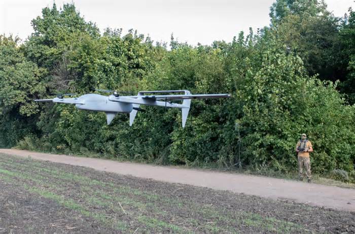 Ukraine tấn công hai kho vũ khí của Nga bằng drone, người dân phải sơ tán