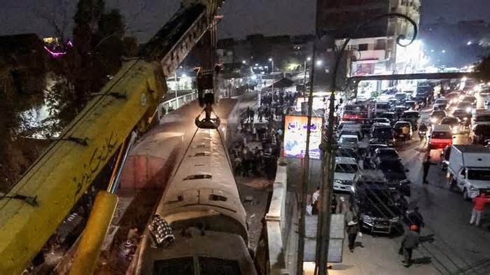 Ai Cập: Tàu hỏa trật bánh, 2 người chết, hàng chục người bị thương