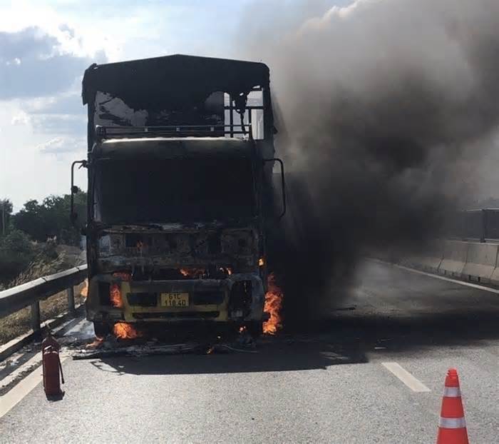 Xe tải bốc cháy trên cao tốc Vĩnh Hảo - Phan Thiết