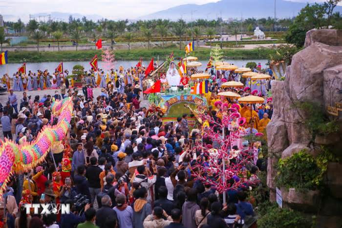 Lễ hội Quán Thế Âm Ngũ Hành Sơn - lễ hội Phật giáo lớn nhất ở Đà Nẵng