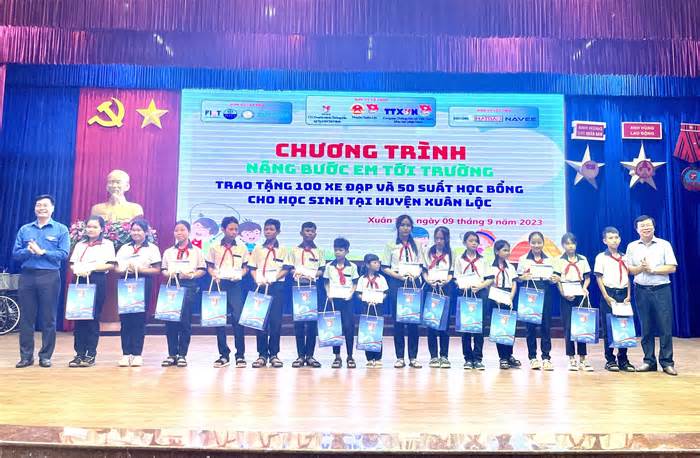 Thanh niên TTXVN trao học bổng cho học sinh nghèo vượt khó ở Đồng Nai