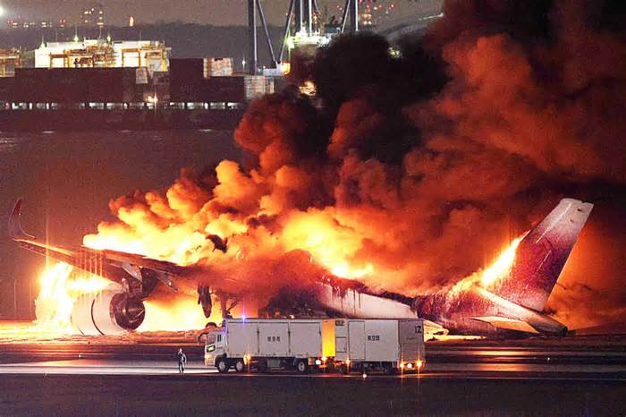 Điều gì khiến 379 người sống sót thần kỳ trên máy bay bốc cháy?