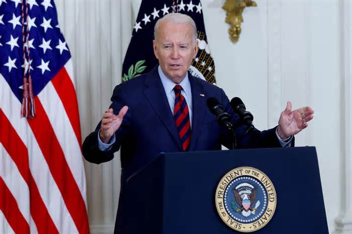 Tổng thống Biden giải thích việc Mỹ gửi bom chùm cho Ukraine
