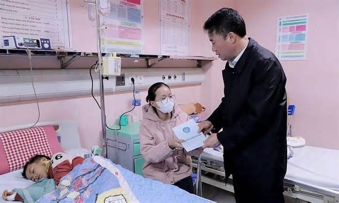 Tổng giám đốc BHXH thăm, tặng quà các bệnh nhân có hoàn cảnh khó khăn tại Hà Nội