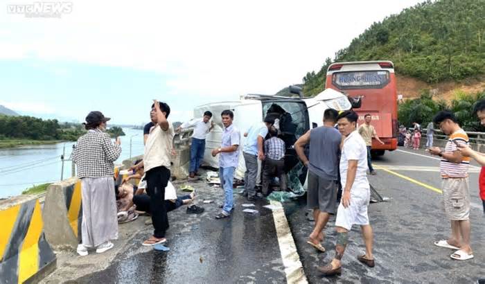 Hai xe khách đâm nhau trên tuyến cao tốc La Sơn- Hòa Liên, nhiều người bị thương