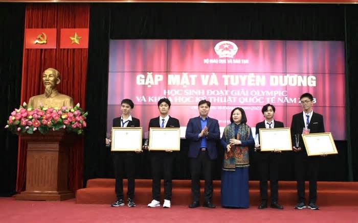 5 học sinh được trao Bằng khen của Bộ trưởng Bộ Giáo dục và Đào tạo