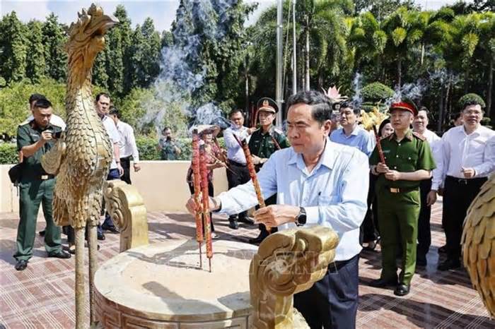 Chủ tịch Quốc hội Trần Thanh Mẫn dâng hương tri ân Anh hùng liệt sĩ tại TPHCM