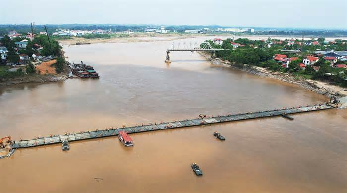 Cầu phao Phong Châu hoạt động trở lại