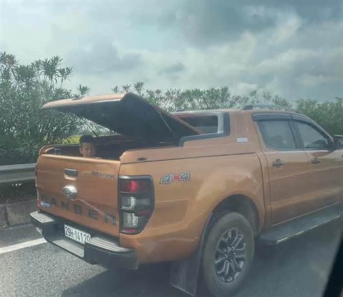 Xử phạt tài xế để bé trai ngồi ở thùng xe khi đi trên cao tốc, đoạn qua Thanh Hóa