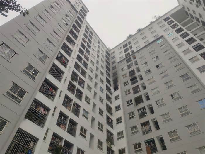 Cháy tại tầng 9 tòa chung cư ở Hà Nội