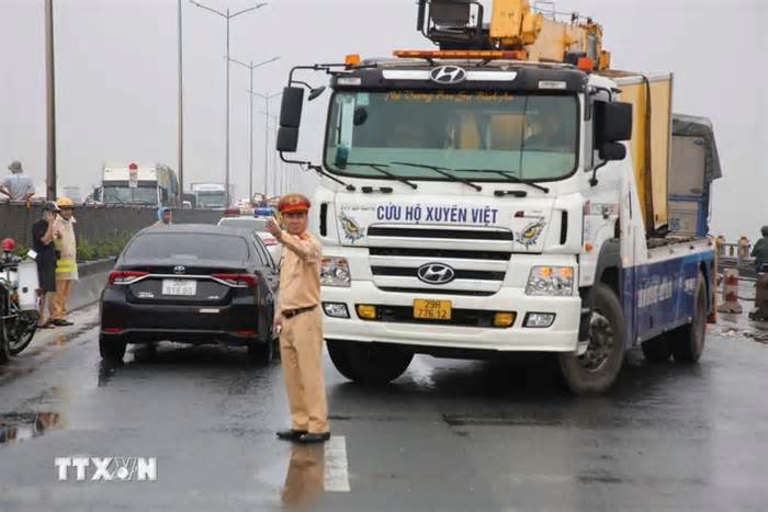 Hà Nội: Tai nạn giao thông giữa hai xe ôtô gây ách tắc đường vành đai 3
