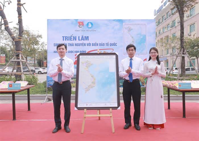 'Sinh viên 5 tốt' Thái Nguyên thăm địa chỉ đỏ, hướng về biển đảo Tổ quốc