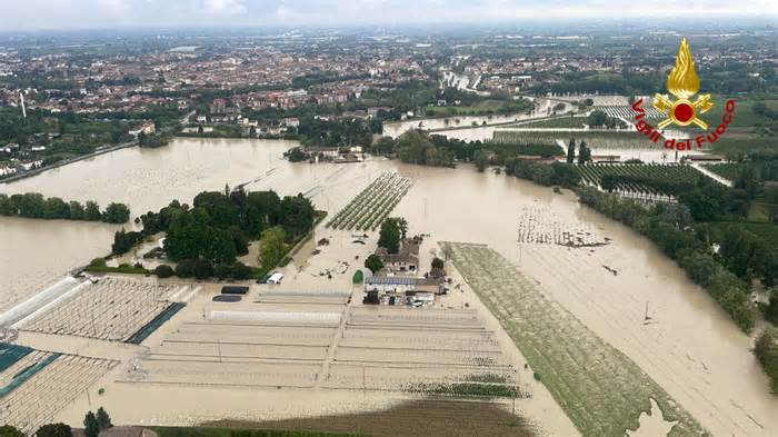 Italy: Mưa lớn kéo dài 24h gây lũ lụt, ít nhất 2 người thiệt mạng