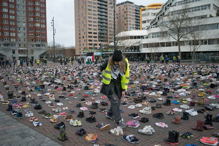 Xếp 8.000 đôi giày trên phố phản đối chiến sự Gaza