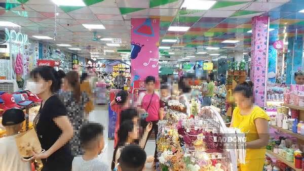 Nườm nượp người trong nhà sách đang bị đình chỉ vì PCCC ở quận Thanh Xuân