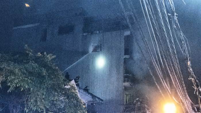 [CẬP NHẬT]: Đang cháy lớn tại ngôi nhà 6 tầng trên phố Định Công Hạ, có người mắc kẹt