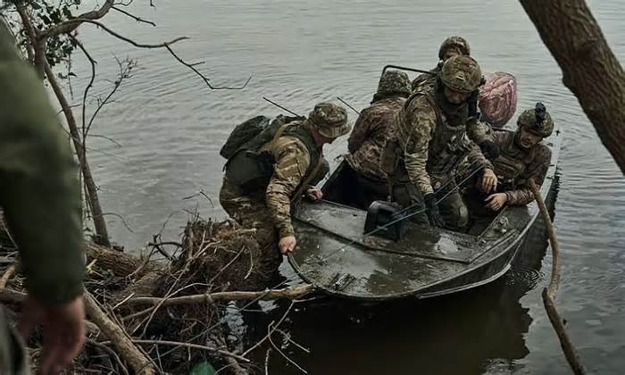 Nỗ lực bám trụ của lính Ukraine bên bờ đông sông Dnieper
