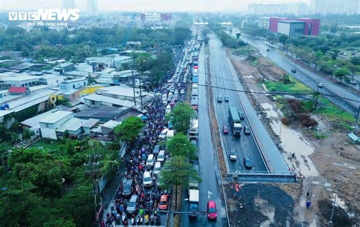 TP.HCM: Có hầm chui 800 tỷ, nút giao Nguyễn Văn Linh - Nguyễn Hữu Thọ vẫn tắc