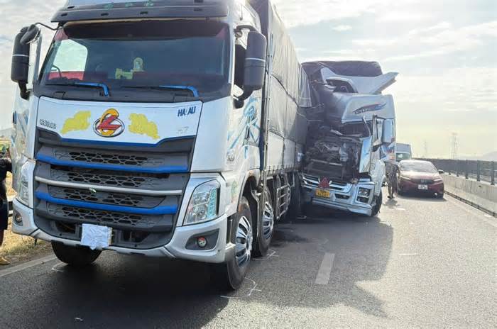 Xe tải biến dạng phần đầu sau cú tông trên cao tốc Vĩnh Hảo - Phan Thiết