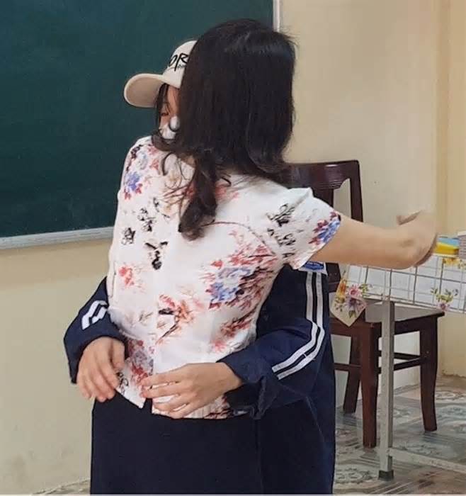 Giáo viên cắt tóc nữ sinh: Cô trò ôm nhau xin lỗi trước lớp, cả hai đều nhận sai