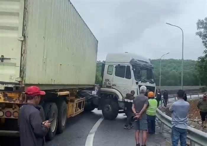 Xe đầu kéo tự tông vào hộ lan trên cao tốc Cam Lộ - La Sơn