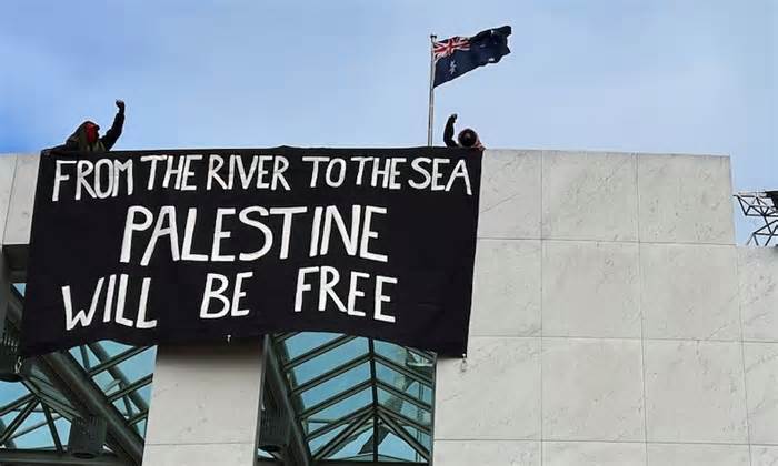 Người biểu tình ủng hộ Palestine treo biểu ngữ trên nóc quốc hội Australia
