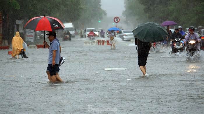 Đường phố Hải Phòng, Quảng Ninh 'biến thành sông' sau mưa lớn kéo dài