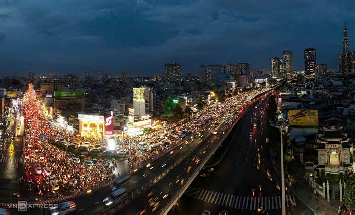 Kẹt xe bùng phát quanh ngã tư Hàng Xanh