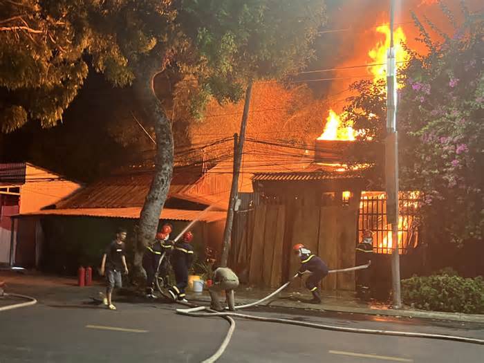 Cháy xưởng gỗ quý ở Đồng Tháp, kèm theo nhiều tiếng nổ lớn