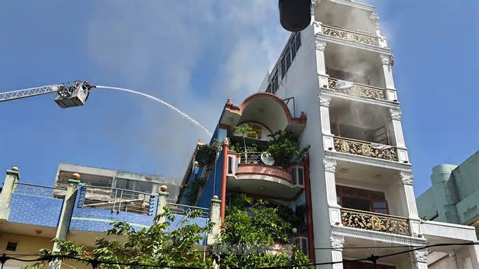 CLIP: Đang cháy lớn tòa nhà 6 tầng ở TPHCM