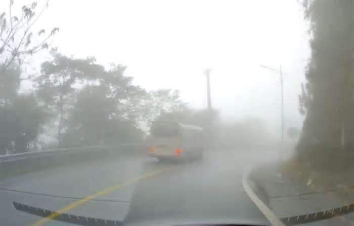 Xe khách chở gần 30 cán bộ hưu trí lao xuống vực đầy sương mù ở Tam Đảo