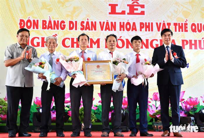 Bình Định đón bằng di sản văn hóa phi vật thể Nghề chằm nón ngựa Phú Gia