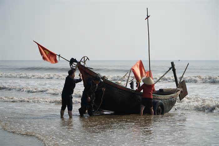 Thanh Hoá: Mùng 3 Tết, ngư dân ‘xông’ biển, du khách ‘xuống tiền’ đón lộc