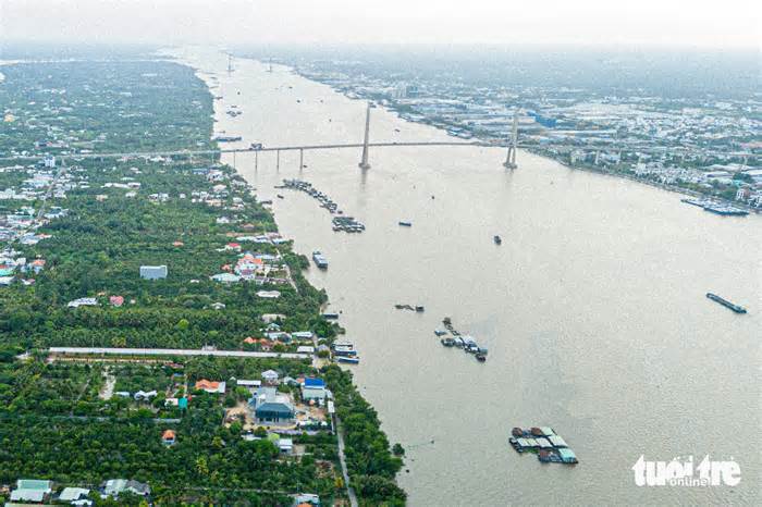 Ngồi tàu máy, đi xe điện khám phá cù lao ven sông Mekong