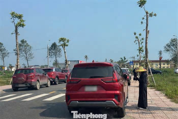 Đất nông thôn vùng quê bất ngờ 'sốt', ô tô đổ về kín đường