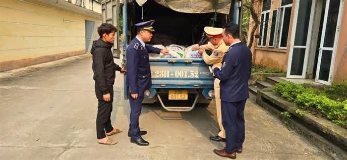 Bắt giữ hơn 1 tấn mỡ lợn trên đường đi Hà Giang tiêu thụ