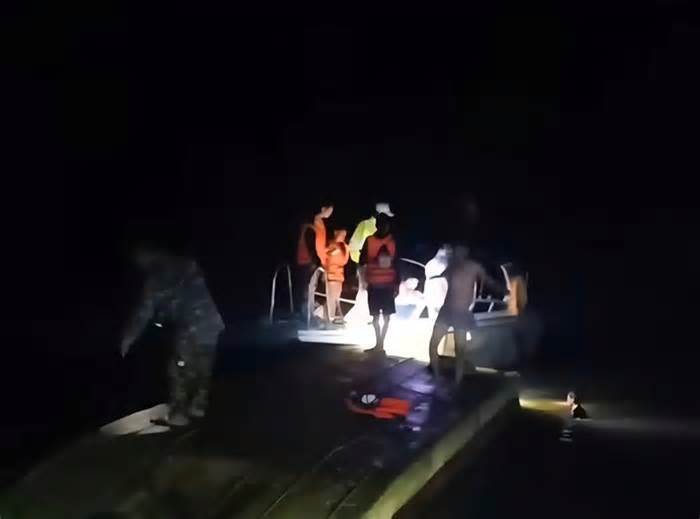 Giông lốc lật bè chở 17 người trên biển Quảng Ninh, 2 người thiệt mạng