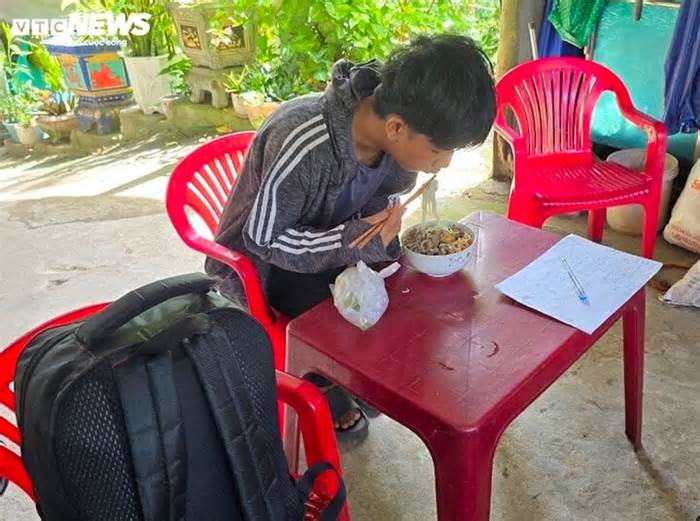 CSGT Thừa Thiên - Huế giúp thanh niên bị lái xe khách đuổi xuống giữa đường