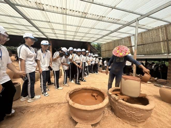 Học sinh TP.HCM mê mẩn nặn gốm, vẽ sơn mài, thêm yêu di sản quê hương