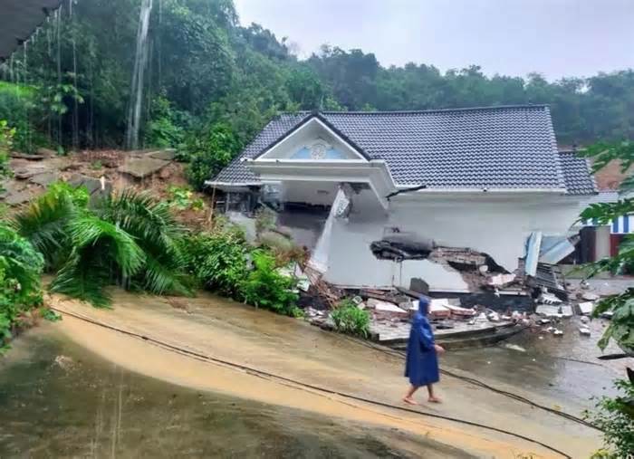 Hà Nội: Biệt thự hàng tỷ đồng đổ sập do mưa lớn kéo dài, 7 người hoảng loạn tháo chạy