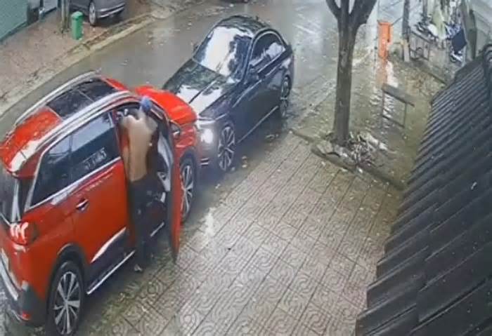 Clip toàn cảnh vụ người đàn ông lái ô tô liên tục húc xe con trước cổng nhà vợ cũ