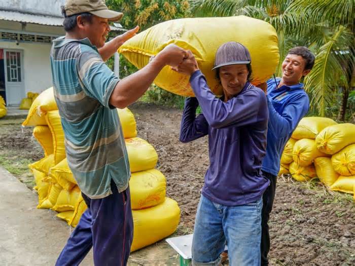 Những lao động thoát cảnh Tết về, hết Tết lại vội vã rời quê