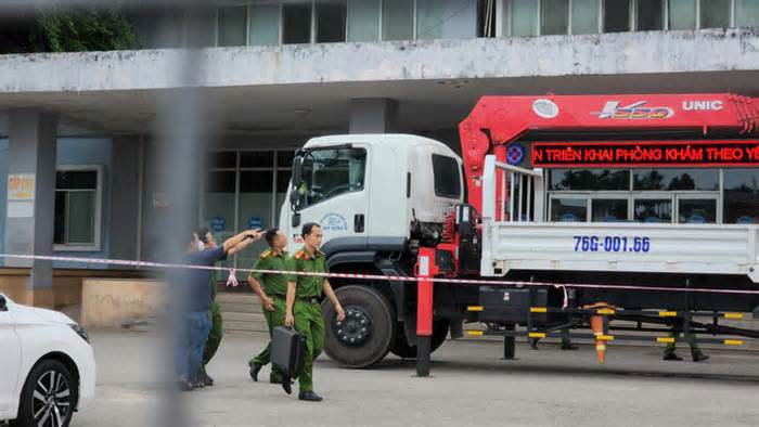 Đang tưới nước phát hiện thi thể người đàn ông trên ban công bệnh viện