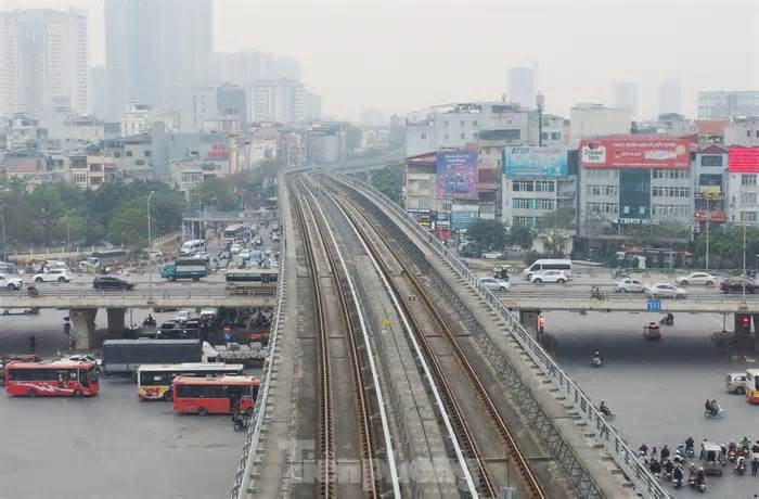Cận cảnh siêu dự án metro Hà Nội lỡ hẹn 13 lần, tàu vẫn xếp kho