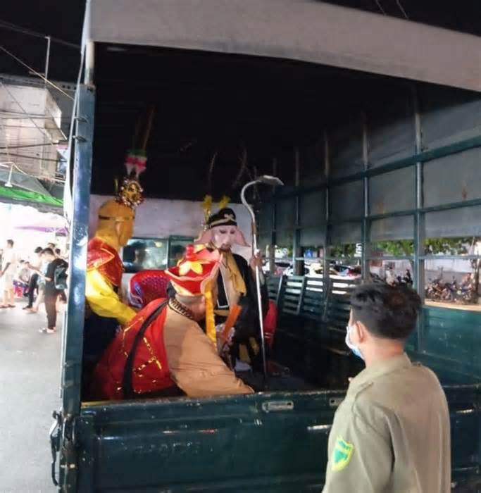 'Thầy trò Tôn Ngộ Không' trước chợ đêm Phú Quốc được đội trật tự mời làm việc