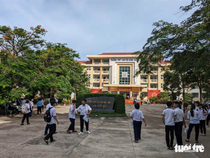 Giám đốc sở nói gì về đề thi văn trích dẫn sai 'lúa vàng, gạo trắng' thành 'lúa gạo, vàng trắng'?